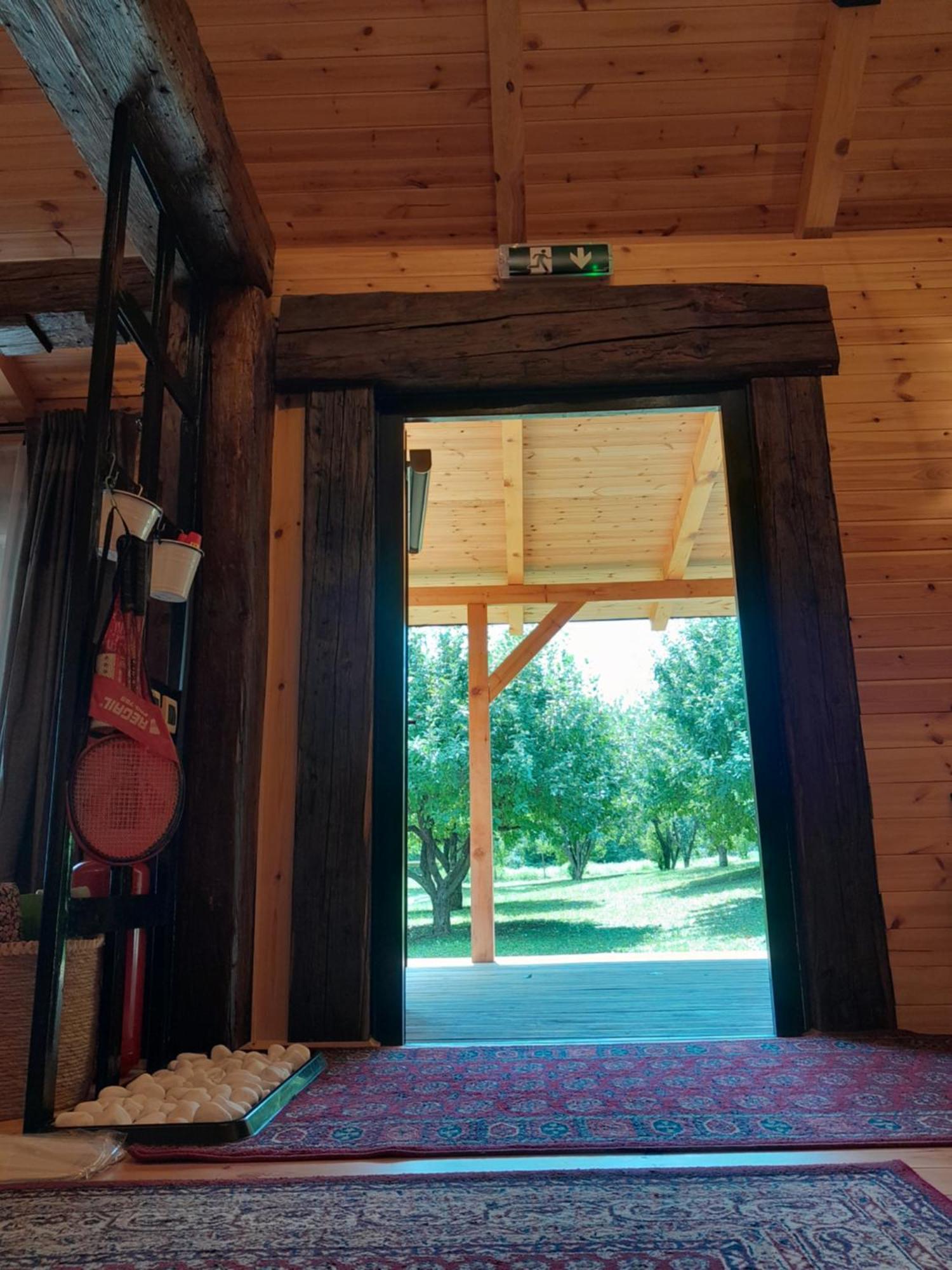 Villa Nica Wood Sremska Kamenica Exterior foto